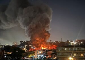 Roma – Un forte boato, poi l’incendio in una carrozzeria: 11 veicoli distrutti, un ferito