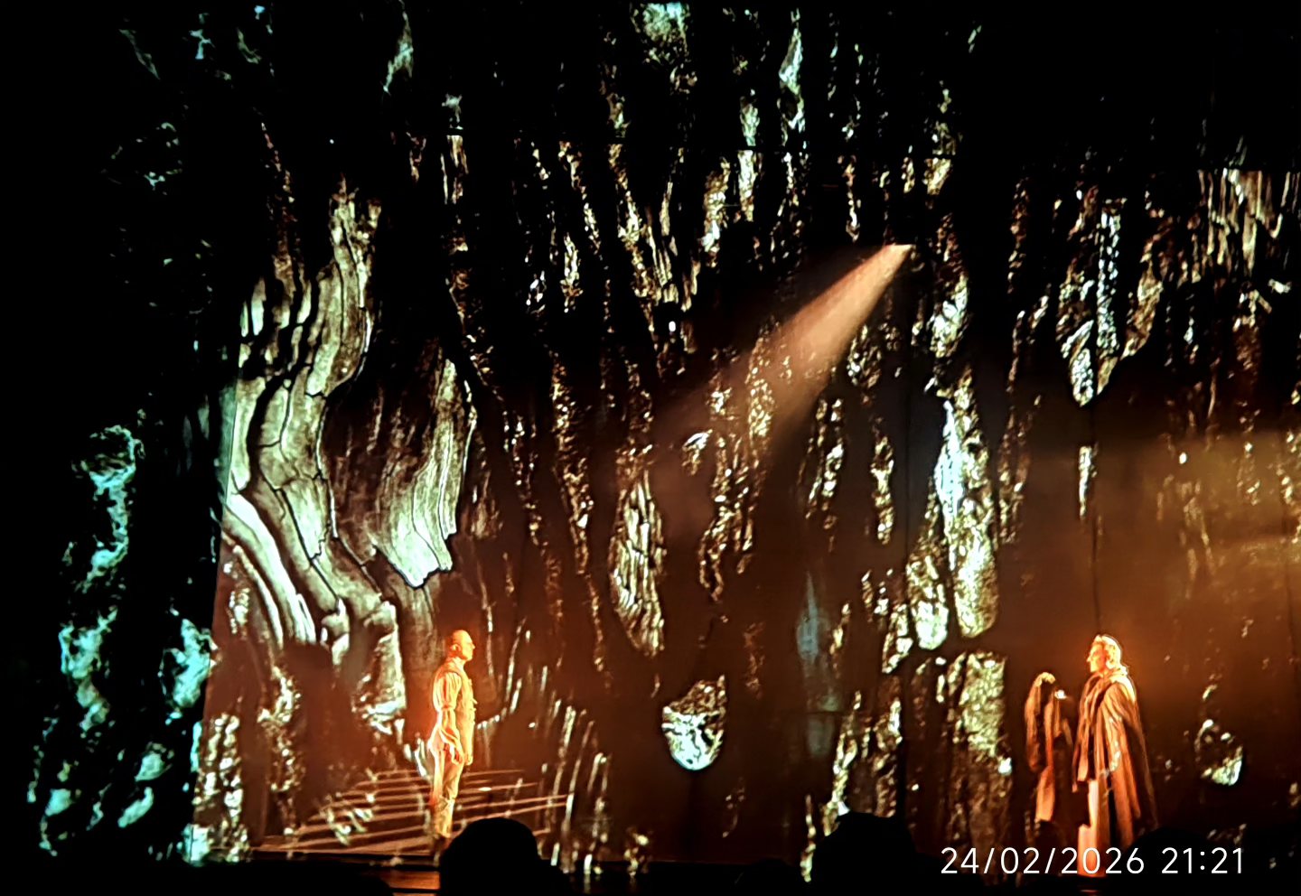 L’attualità della Divina Commedia, tra effetti scenici ed immagini immersive, in scena al Brancaccio