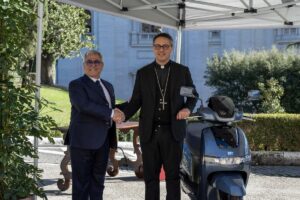 Due scooter elettrici TVS iQube al Governatorato di Stato della Città del Vaticano