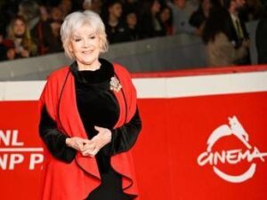 sanremo-2026-caterina-caselli-riceve-il-premio-alla-carriera-lomaggio-al-casco-doro