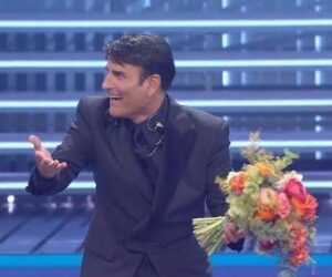 sanremo-2026-sal-da-vinci-commosso-standing-ovation-con-per-sempre-si