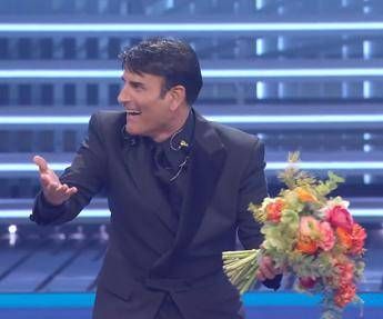 Sanremo 2026, Sal Da Vinci commosso: standing ovation con ‘Per sempre sì’