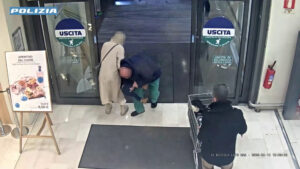 Tenta di rapire una bambina in un supermercato a Bergamo, le immagini