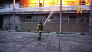 A Palermo spento l’incendio in un capannone nella zona industriale di Brancaccio