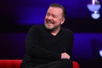 Grammy 2026, “ancora non ascoltano”: Ricky Gervais riposta un suo discorso dopo gli attacchi all’Ice