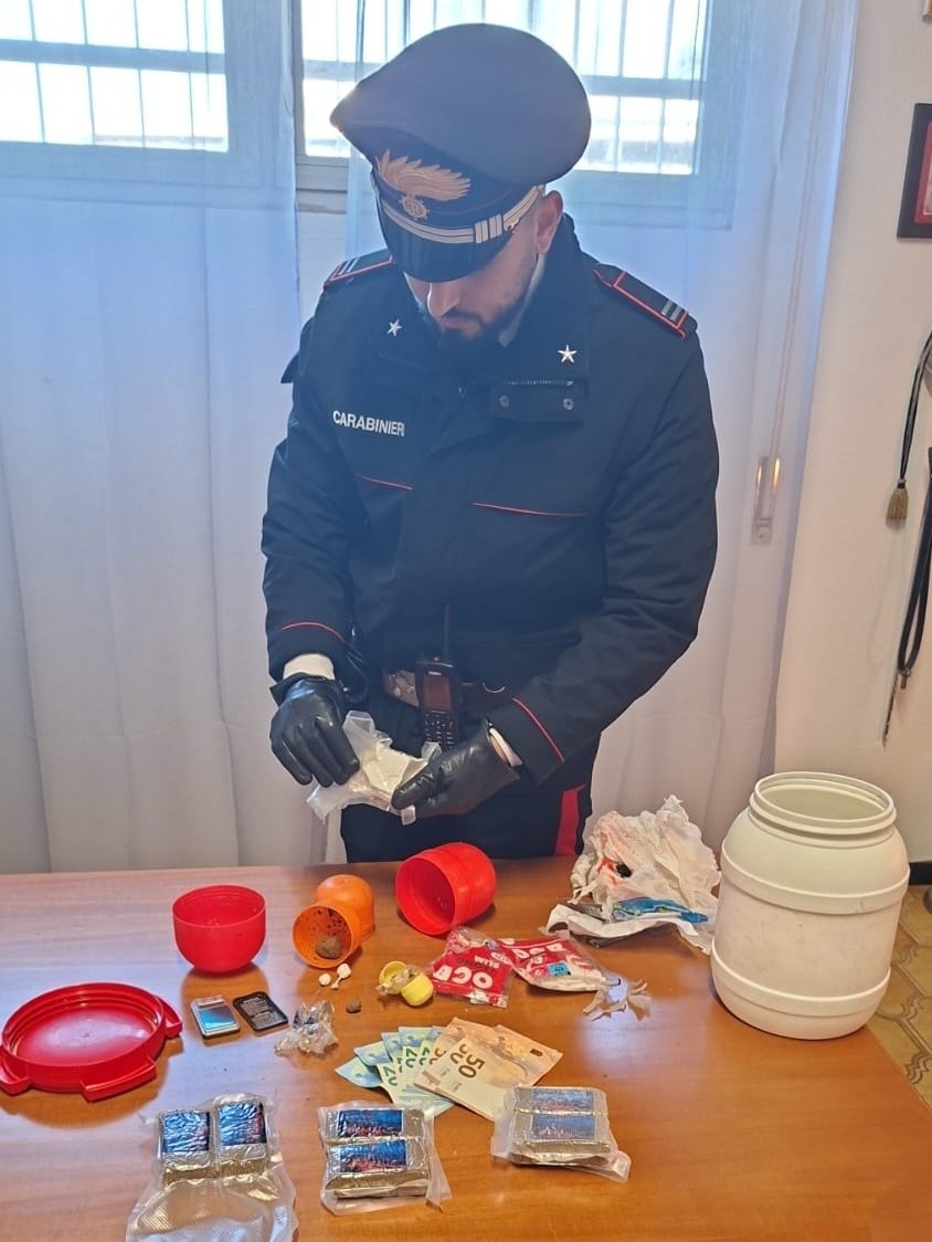Ardea – A 76 anni con sei etti di hashish e un etto di cocaina in casa: arrestato