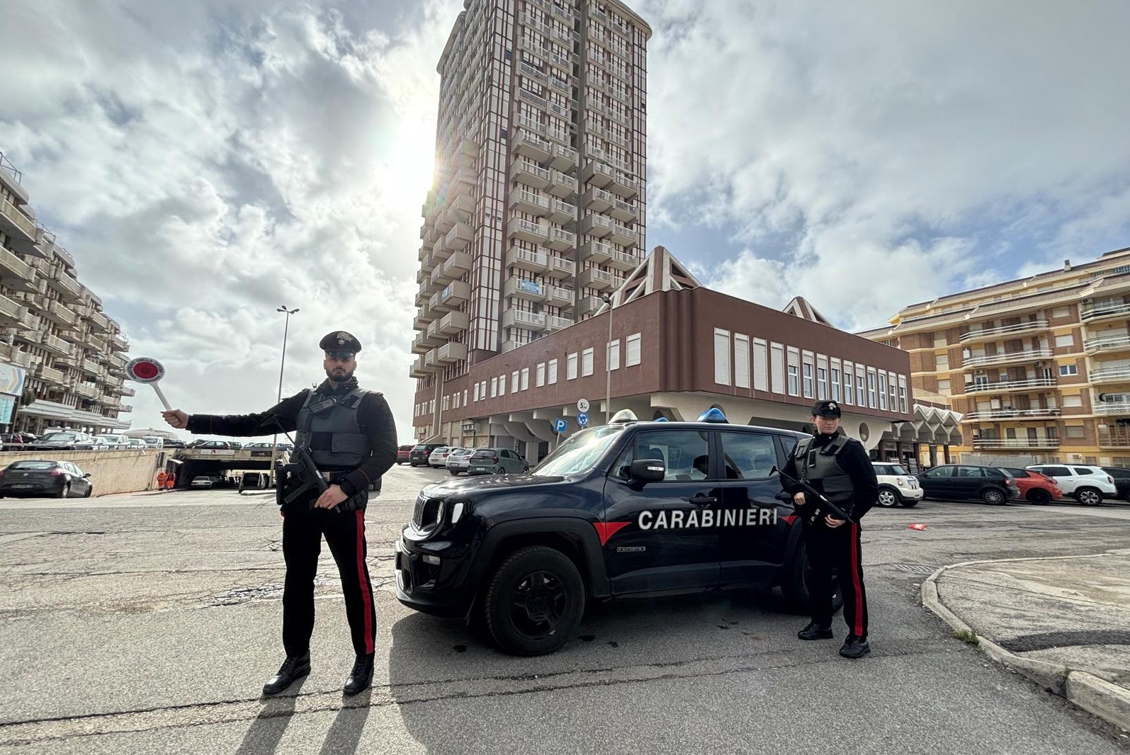Anzio – Getta cocaina e crack alla vista dei carabinieri, arrestato ventisettenne