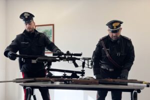 Bracciano – Spara dalla finestra e colpisce le auto in corsa, arrestato dai Carabinieri (FOTO)