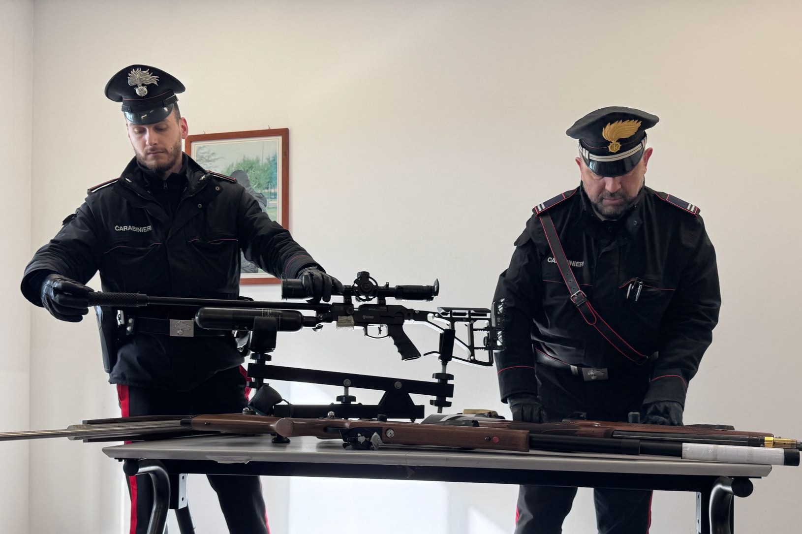 Bracciano – Spara dalla finestra e colpisce le auto in corsa, arrestato dai Carabinieri (FOTO)