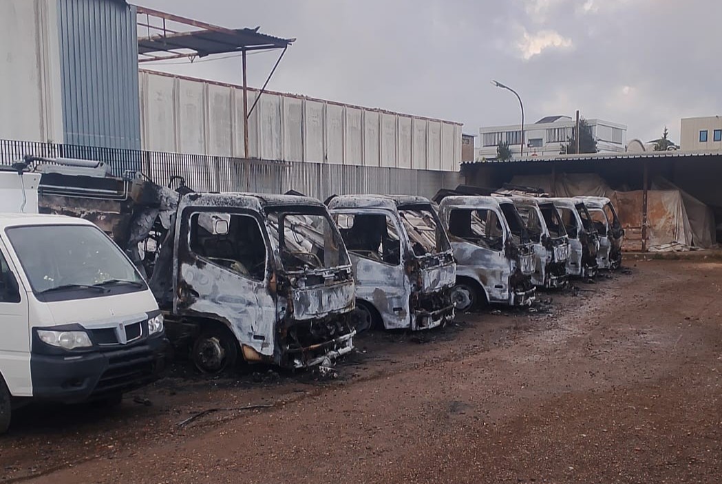 Ariccia – Diede fuoco per ritorsione a 6 mezzi per la raccolta rifiuti: braccialetto elettronico per un quarantaseienne dei Castelli Romani