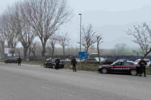 Colleferro – Lancia un sasso contro la volante dei carabinieri per sfuggire ad un controllo: denunciato un ragazzo in possesso di hashish