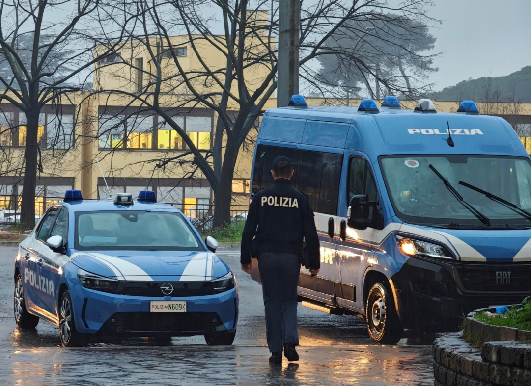 Roma – Corriere oltre ai pacchi consegnava droga: oltre 1,5 di stupefacente in una borsa termica negli armadietti del centro di smistamento