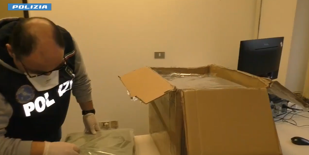 Riceveva dal corriere pacchi con asciugamani e lenzuola intrisi di cocaina: ai domiciliari un cinquantasettenne (VIDEO)