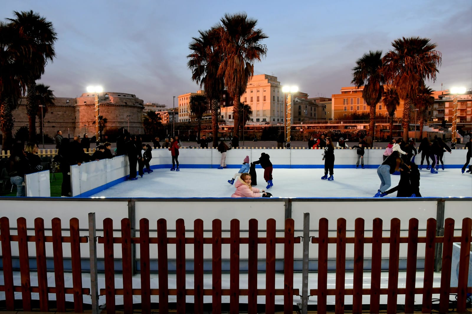 “Civitavecchia On Ice”, la pista di pattinaggio con 500 mq di ghiaccio vero rimarrà aperta tutto il mese di febbraio