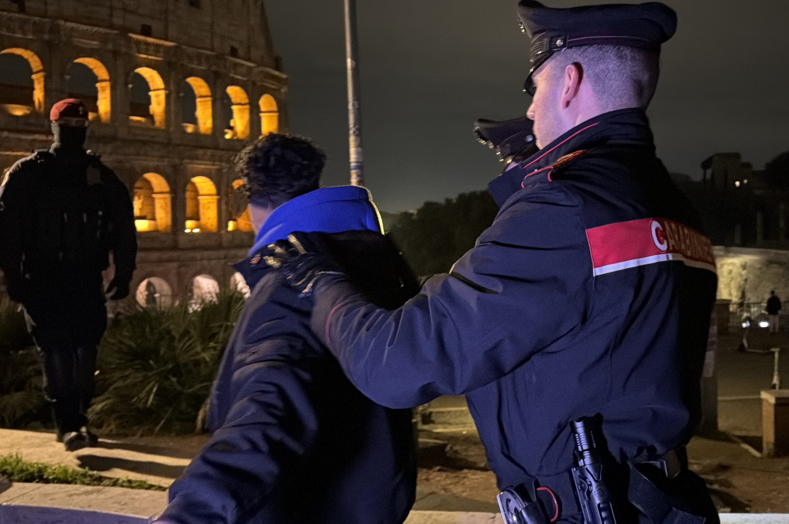 Roma – Danza con il coltello in mano al Colossero e poi pubblica il video sui social, egiziano nei guai