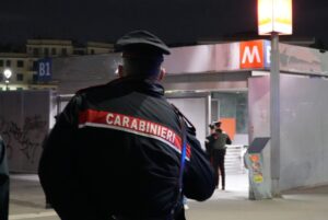 Roma – Straniero ubriaco aggredisce un operatore e semina il caos: 33enne fermato dai carabinieri