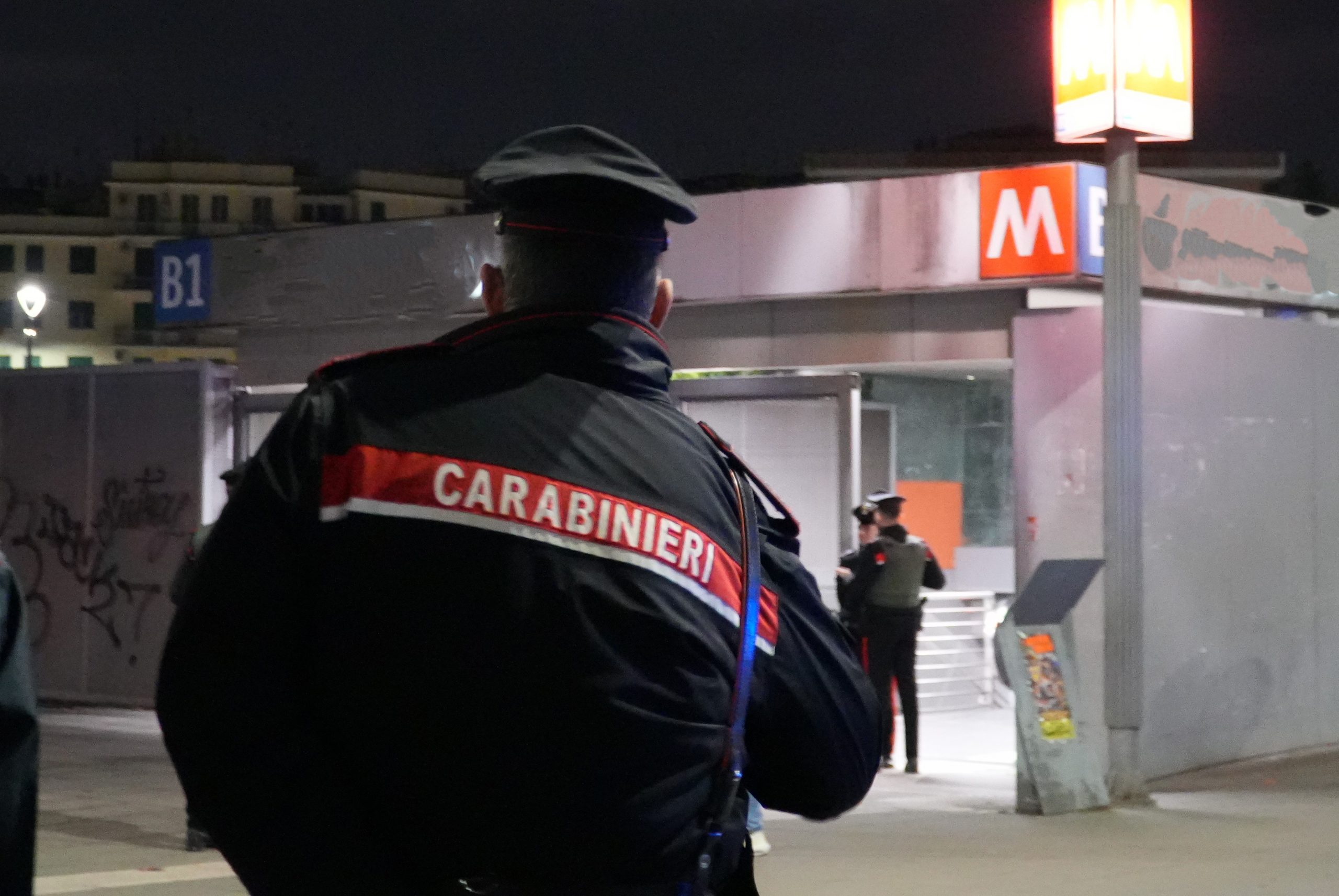 Roma – Straniero ubriaco aggredisce un operatore e semina il caos: 33enne fermato dai carabinieri
