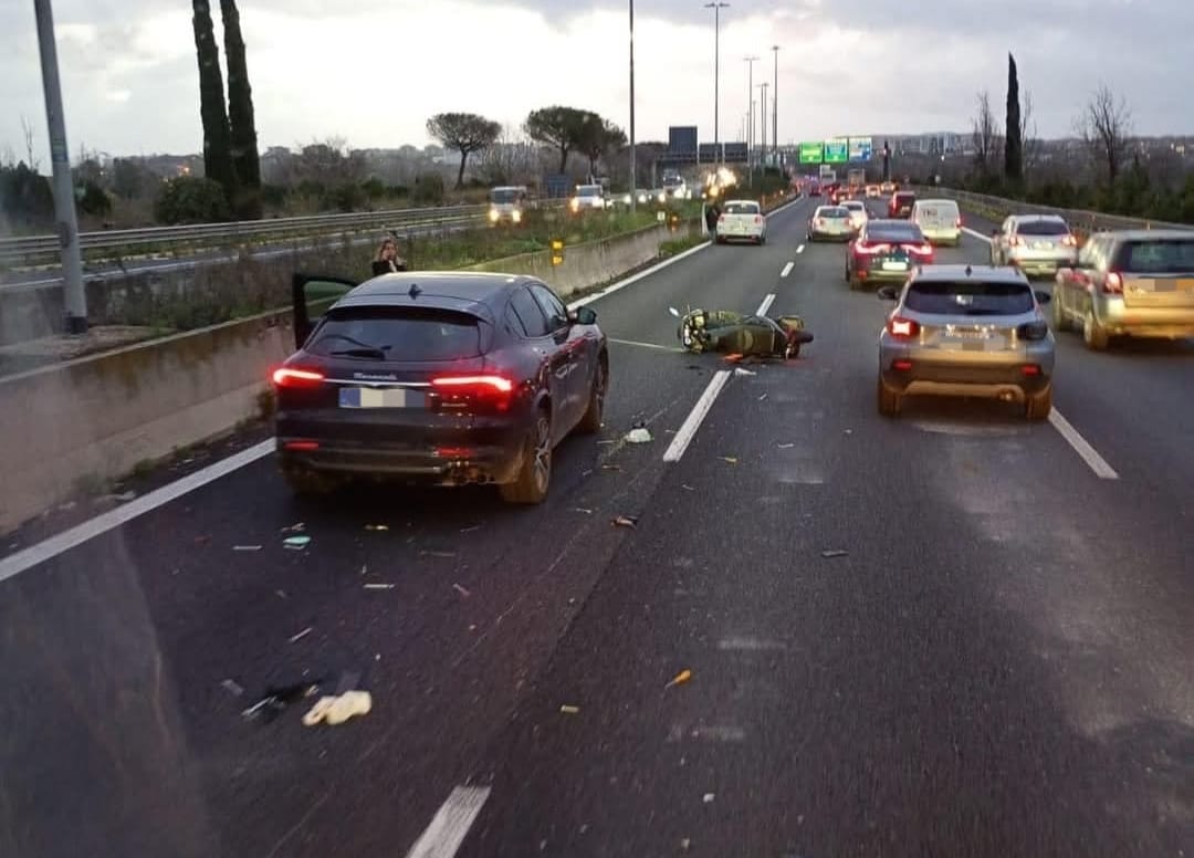 Roma – Nuova tragedia sul raccordo, centauro morto dopo incidente: traffico paralizzato