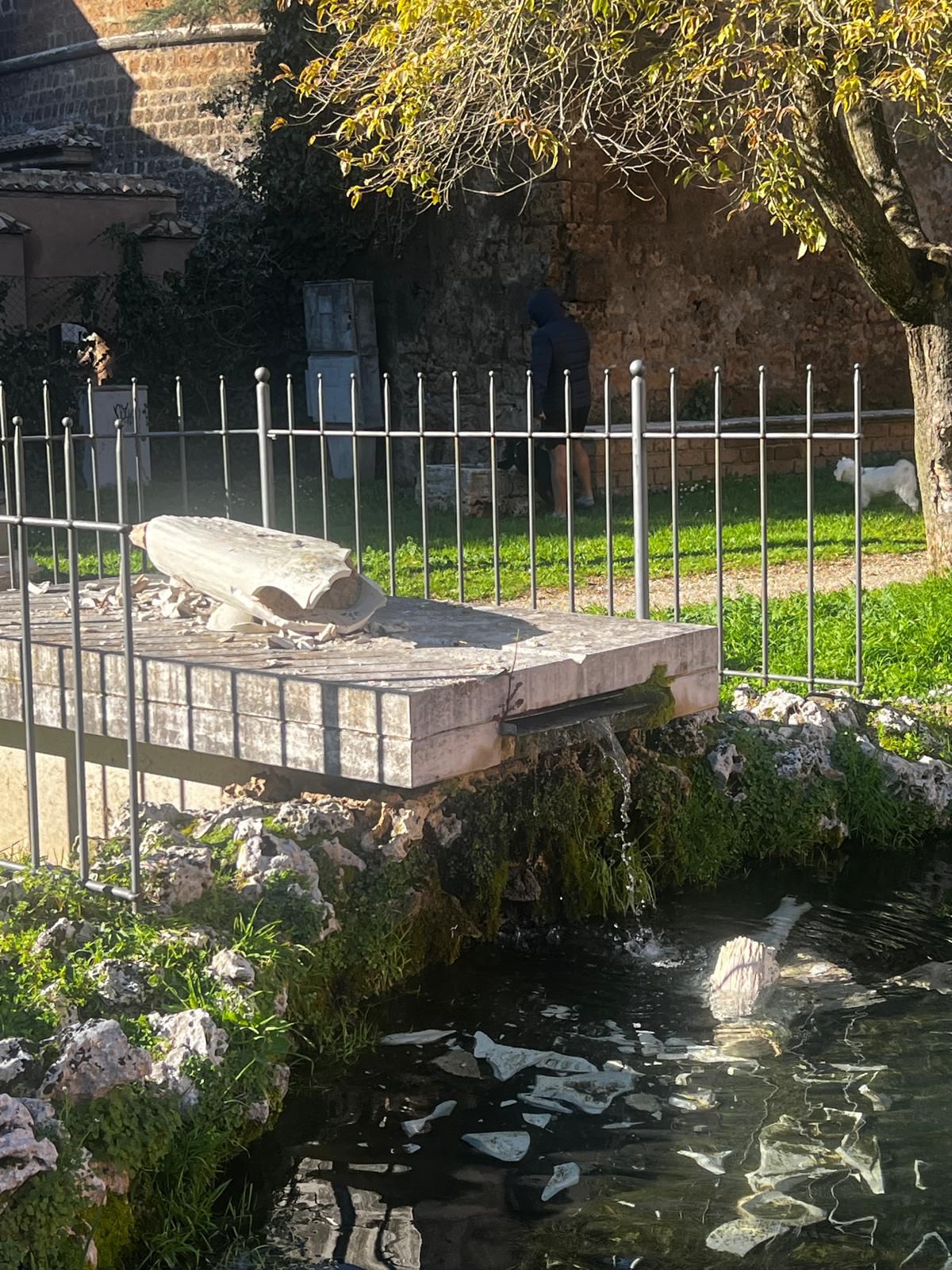 Civita Castellana – Squilibrato distrugge Fontana delle acque vergini