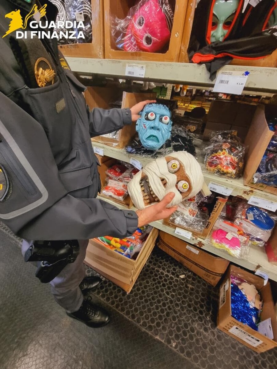 Formia – Oltre 250 articoli di Carnevale non conformi sequestrati un negozio cinese: sanzioni per 26000 euro