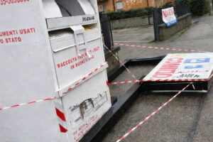 Montefiascone – Grosso cartello pubblicitario cade a ridosso della Cassia