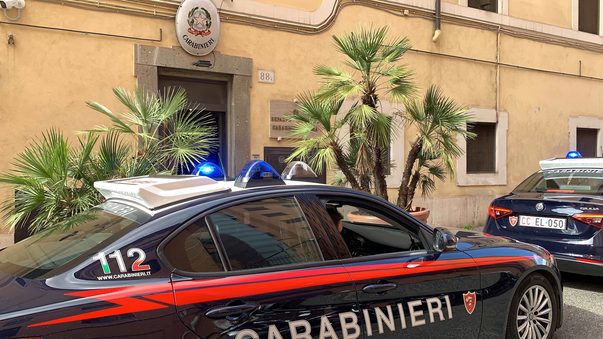 Roma – Gambizzarono un uomo in un agguato ad un supermercato: due indagati, tra cui un diciassettenne, per detenzione illegale di armi