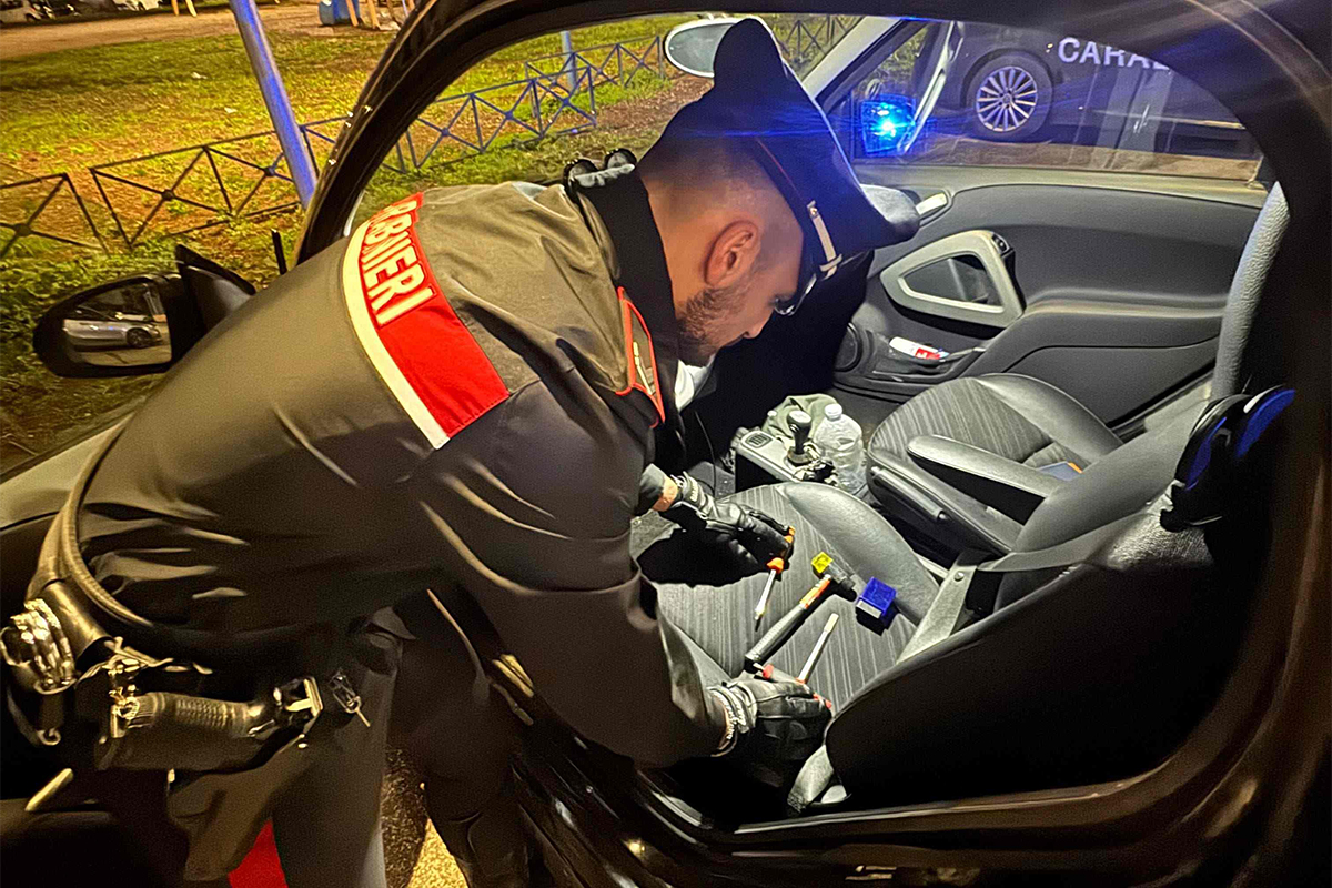 Roma – Arrestati due ladri d’auto: agivano con il “Kit del ladro tecnologico”