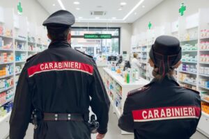 Roma – Insegue una donna in una farmacia, tenta di prendere delle forbici sul bancone e sottrae la pistola ad un carabiniere: in manette trentasettenne