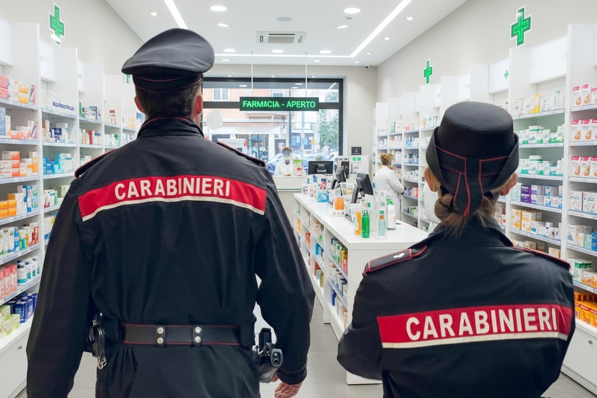 Roma – Insegue una donna in una farmacia, tenta di prendere delle forbici sul bancone e sottrae la pistola ad un carabiniere: in manette trentasettenne