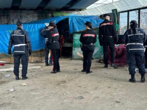 Roma – Operazione decoro a Ponte delle Valli: rimosse baracche abusive, reti metalliche e carrelli del supermercato