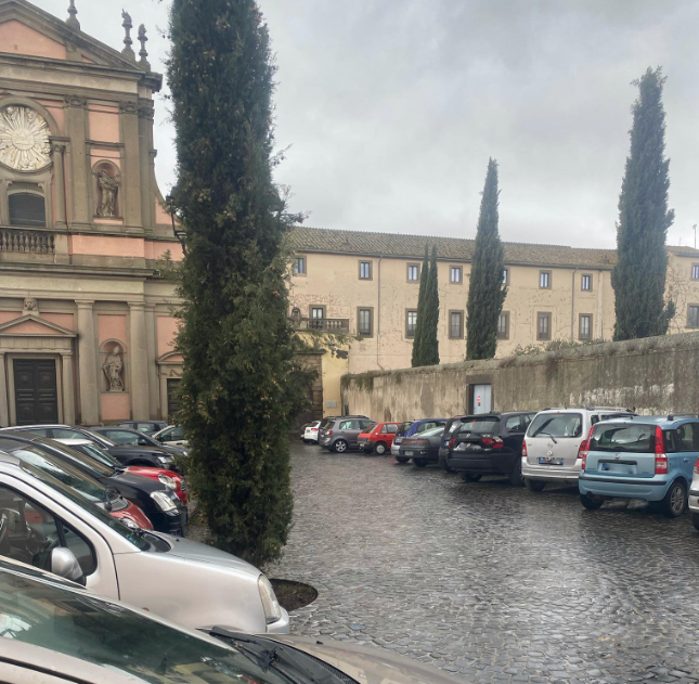 Viterbo – Piazza della Trinità ancora ostaggio delle auto, Arena: “Attendiamo ancora le promesse di Frontini”
