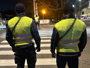 Roma – Investe turista sulle strisce e scappa: 23enne grave sul Lungotevere, pirata rintracciato in poche ore