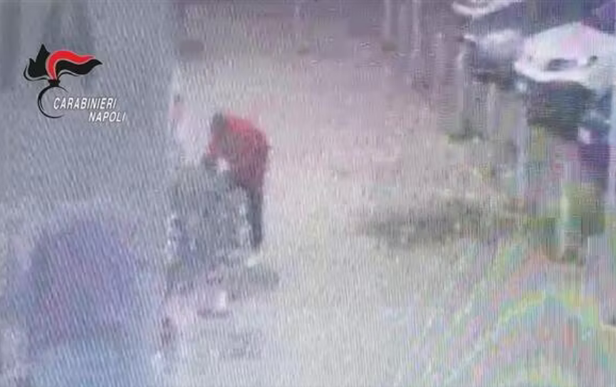 “Questo non è tuo figlio, dammelo!”: tenta di rapire un bimbo di 5 anni al supermercato: arrestato quarantacinquenne (VIDEO)