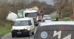 Camion si ribalta sulla strada fuori Grotte Santo Stefano, vigili del fuoco intervengono con autogrù