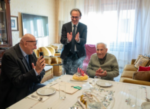 Crosetto e Bonelli, un caffè da storia: il ministro festeggia i 102 anni di Luigi, padre del leader di AVS