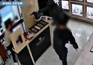 Rapine seriali a Roma: presi due uomini armati, bottini da centinaia di migliaia di euro (VIDEO)