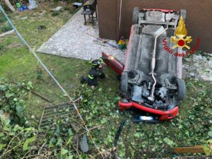 Perugia – Esce di strada con l’auto e finisce in un condominio, tragedia sfiorata (FOTO)