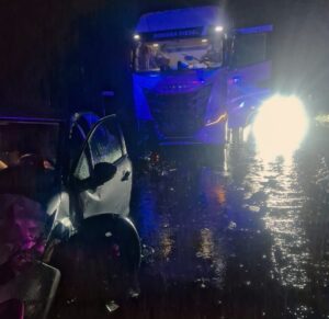 Viterbo – Violento incidente tra auto e tir al Poggino, vettura distrutta