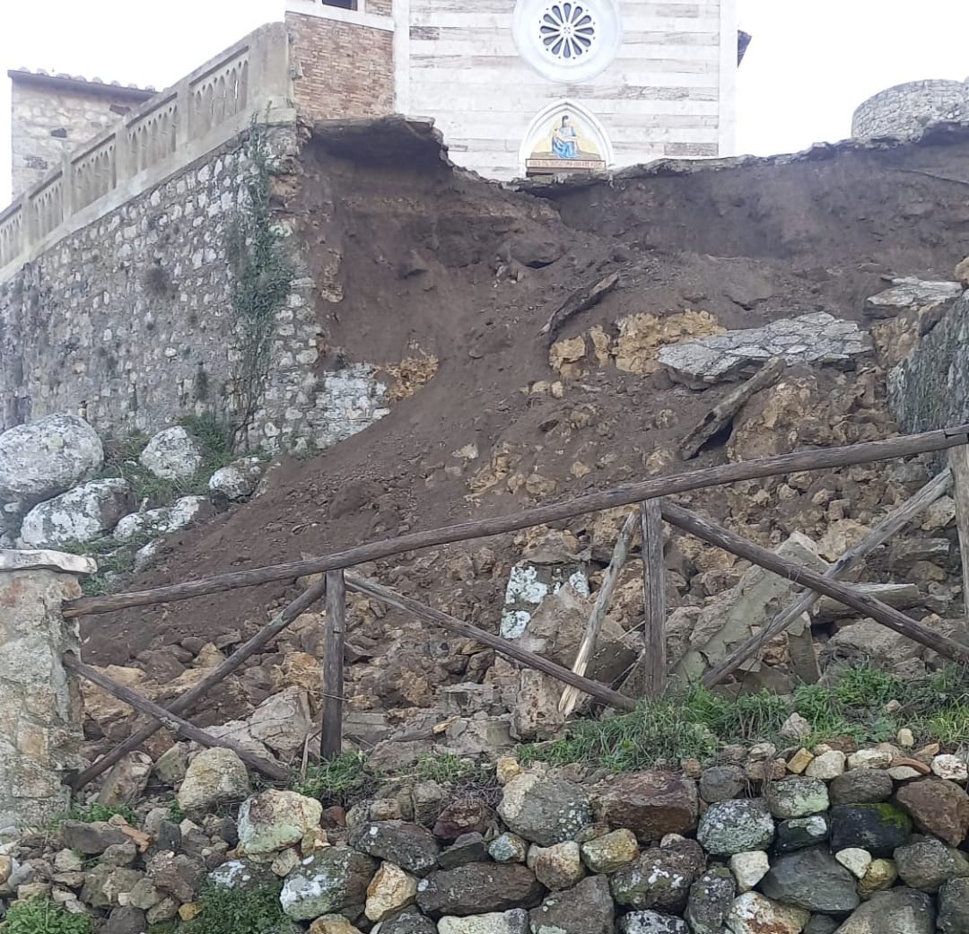 Tolfa – Crolla una parte della balaustra alla Rocca, l’Amministrazione: “Tecnici subito al lavoro”