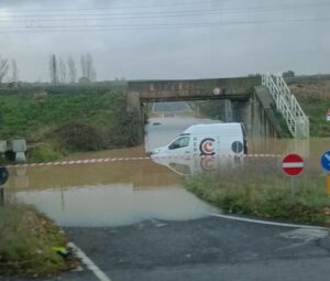 Anguillara Sabazia – Si allaga sottopassaggio, furgone rimane incastrato