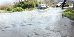 Viterbo – Cassia totalmente allagata davanti Carabetta, automobilisti infuriati: “Stessa storia ogni volta, anche peggio” (VIDEO)