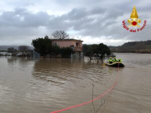Tarquinia – Esondano Marta e Mignone, tre persone e due cani soccorsi in gommone