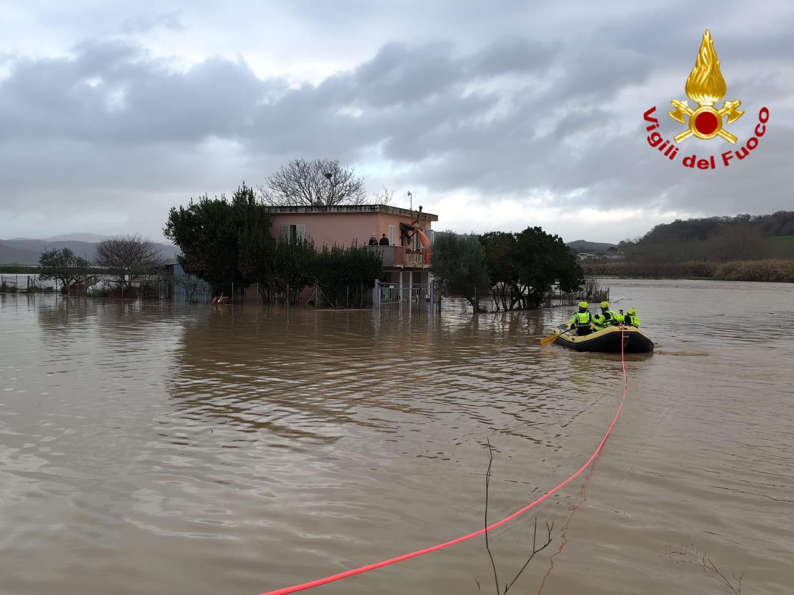 Tarquinia – Esondano Marta e Mignone, tre persone e due cani soccorsi in gommone