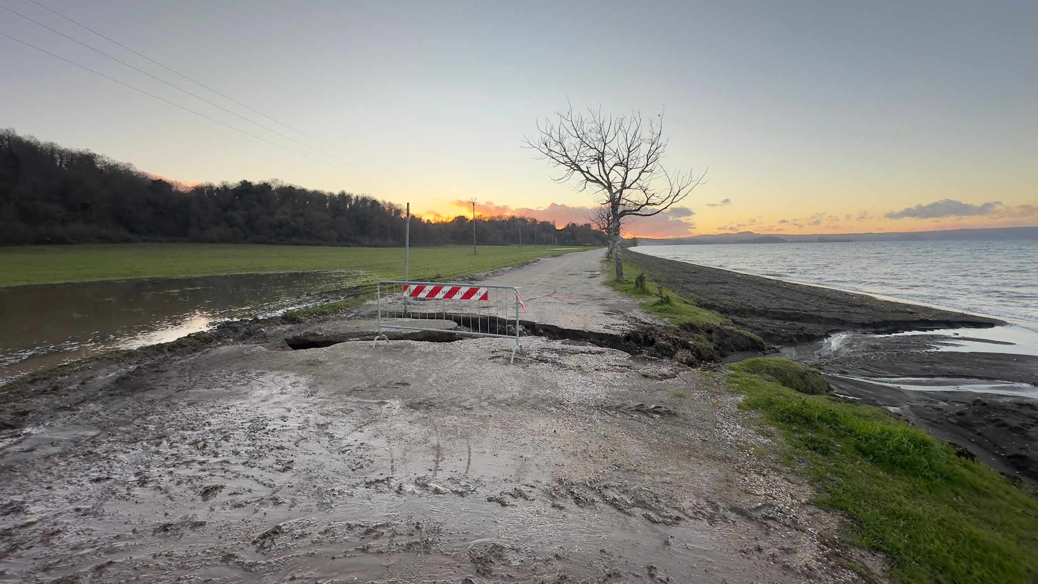Maltempo – Frana il lungolago tra Marta e Montefiascone (FOTO E VIDEO)