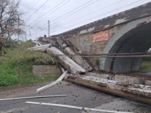 Santa Marinella – Crollo al ponte della Vecchia Aurelia, circolazione ferroviaria in graduale ripresa