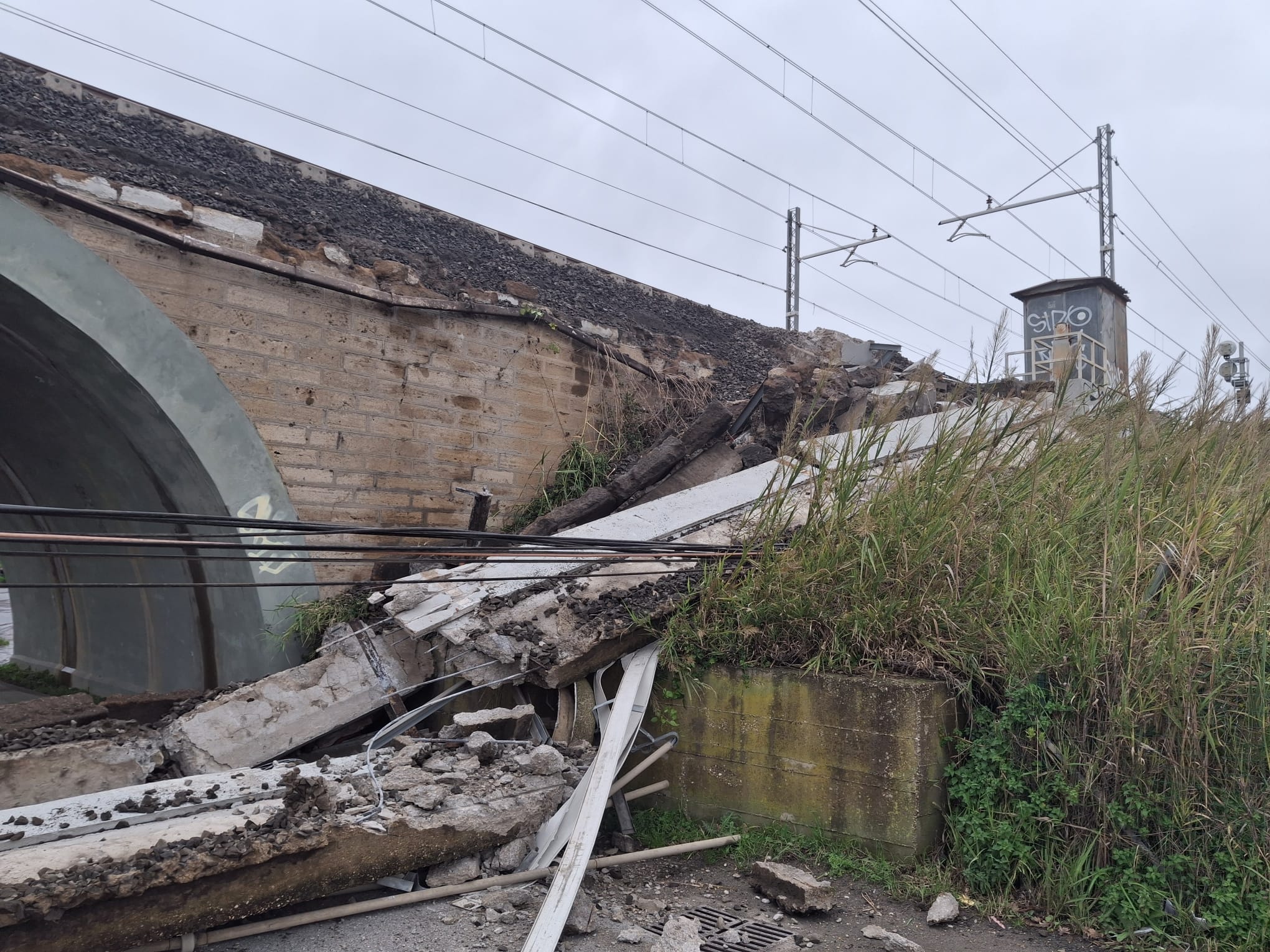 Santa Marinella – Crolla la protezione ferroviaria al ponte della Vecchia Aurelia: stop ai treni
