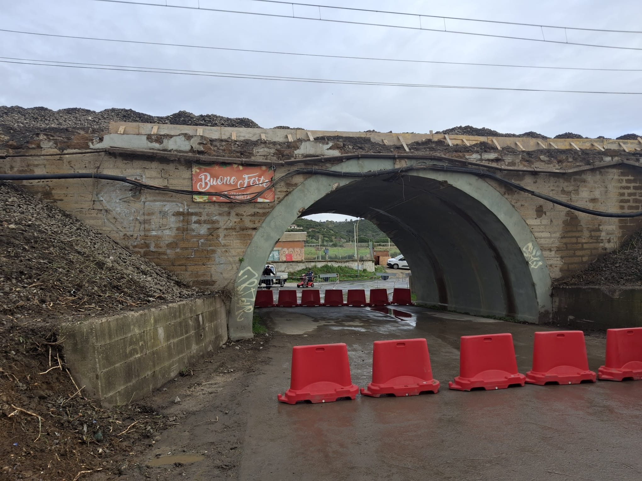 Santa Marinella – Crollo al ponte: rimossi i resti del parapetto, ma ancora disagi (FOTO)