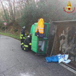 Allumiere – Furgone si ribalta, conducente estratto dalle lamiere e trasportato in elicottero