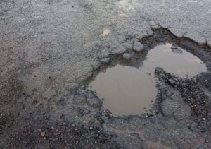 Tarquinia – Top 16, strade colabrodo e polemiche senza fine: “Area privata ma a uso pubblico, una vergogna” (FOTO)