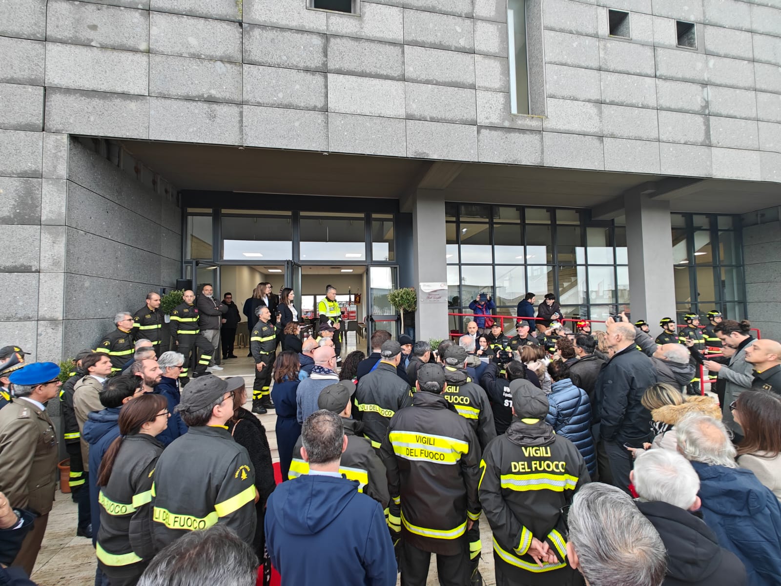 Viterbo – Inaugurata la nuova caserma dei Vigili del Fuoco: un’opera attesa 20 anni che nasce già “vecchia” (FOTO e VIDEO)